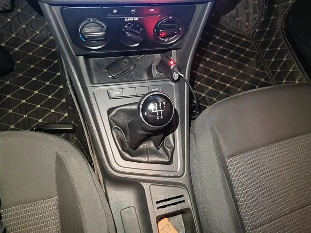 Volkswagen Lavida 2017 1.6L Manual Trend Edition фото 14