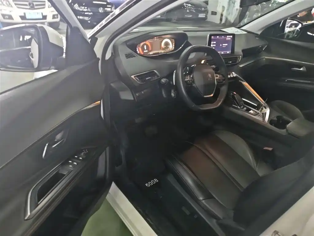 Peugeot 5008 2017 350THP 7-seat Elite Edition фото 16