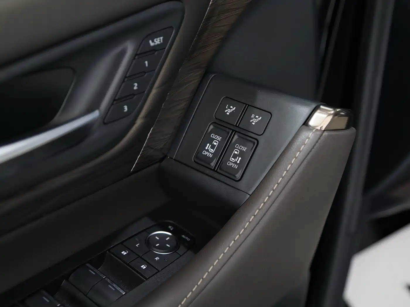 Toyota Vellfire 2024 Crown Hybrid 2.5L Executive Premium Edition фото 8