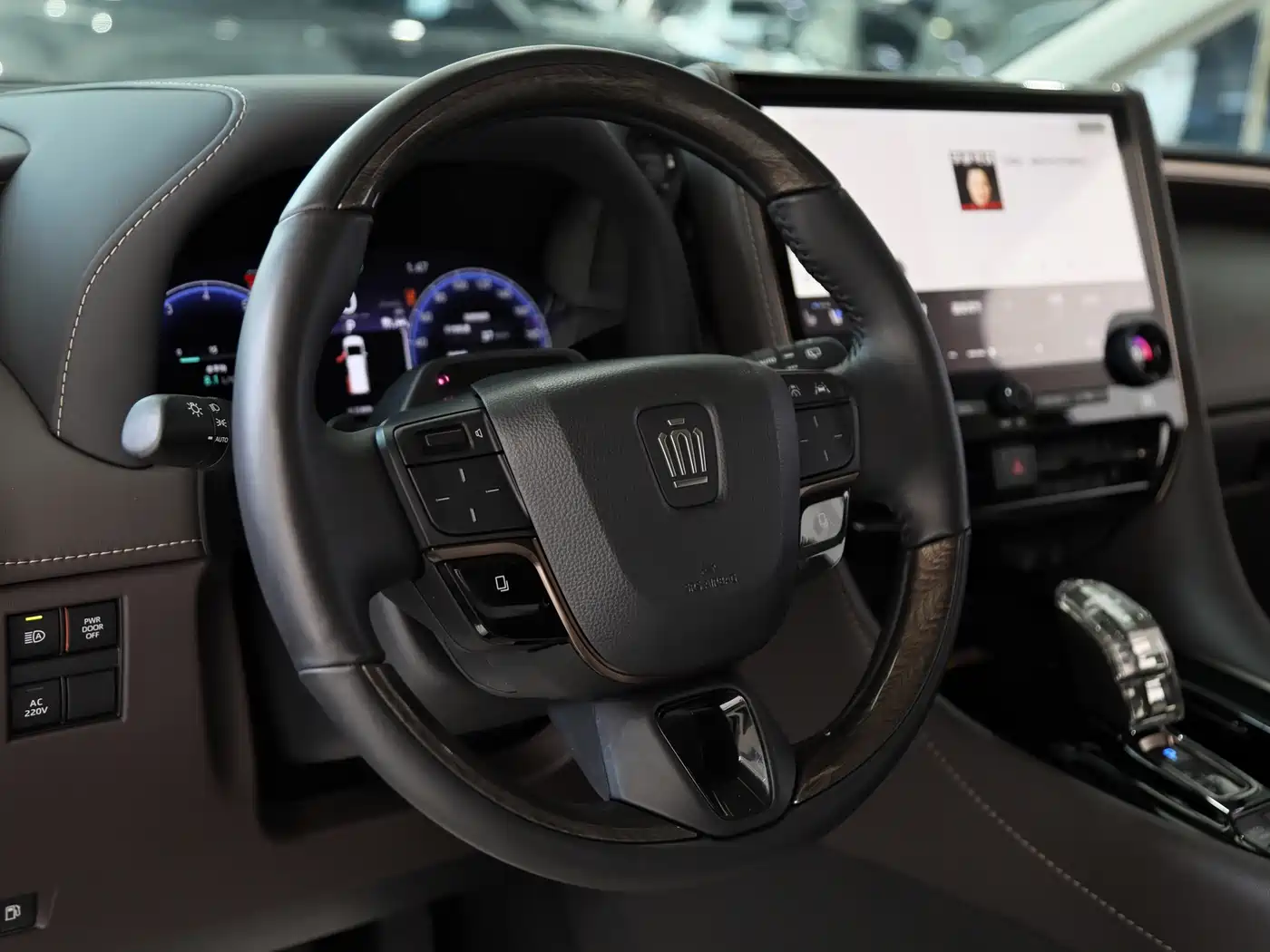 Toyota Vellfire 2024 Crown Hybrid 2.5L Executive Premium Edition фото 9