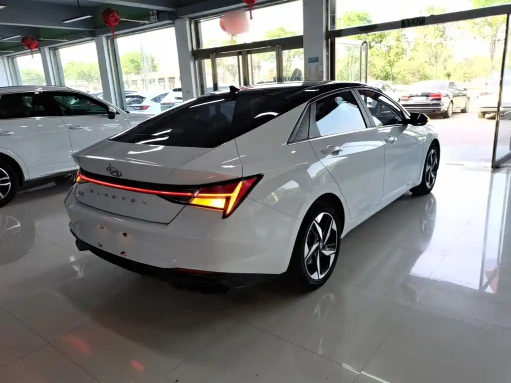Hyundai Elantra 2022 1.5L CVT LUX Premium Edition фото 7