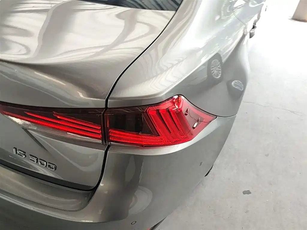 Lexus IS 2017 300 Leading Edition фото 8