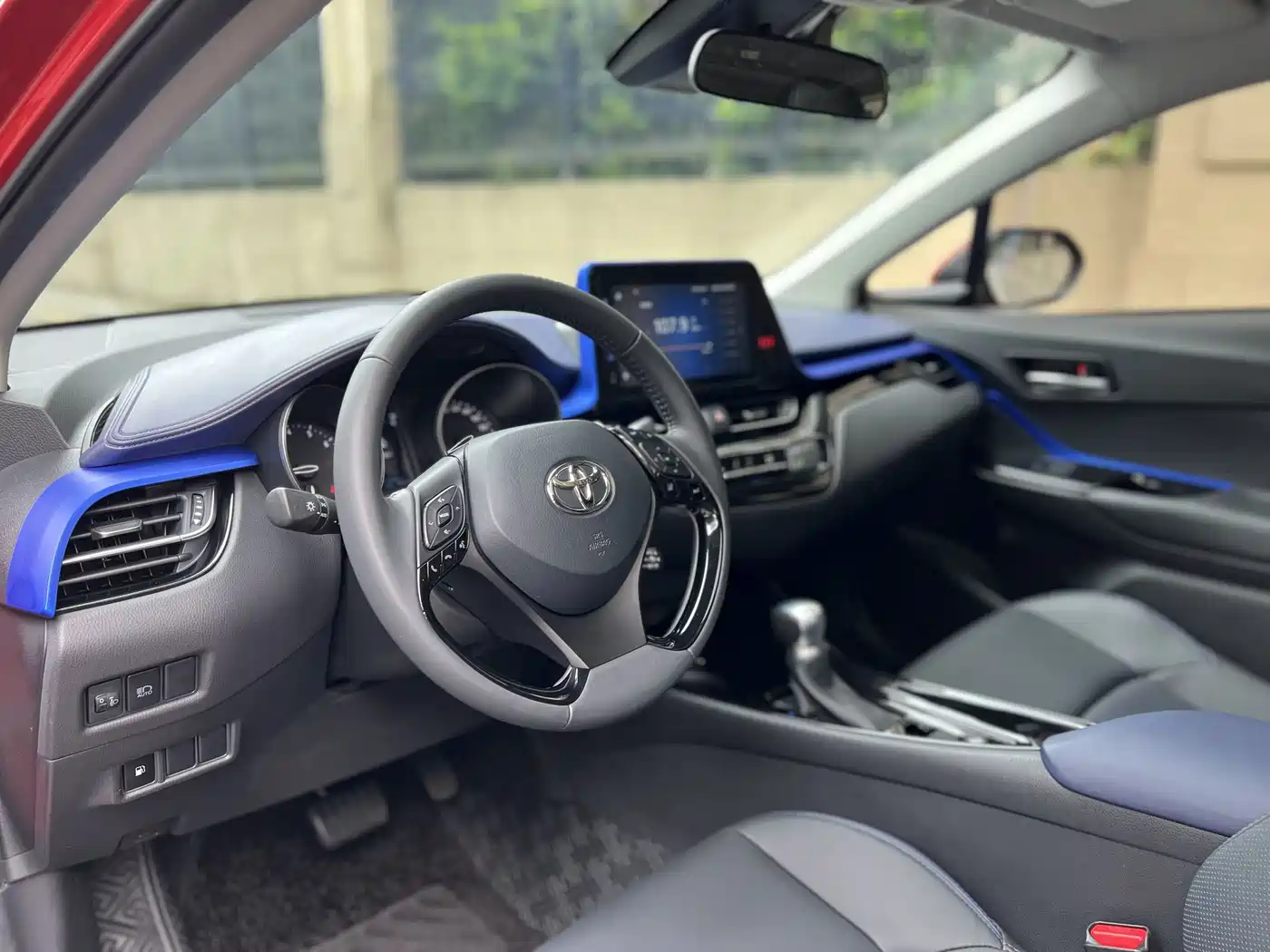 Toyota C-HR 2021 2.0L Luxury Edition фото 8
