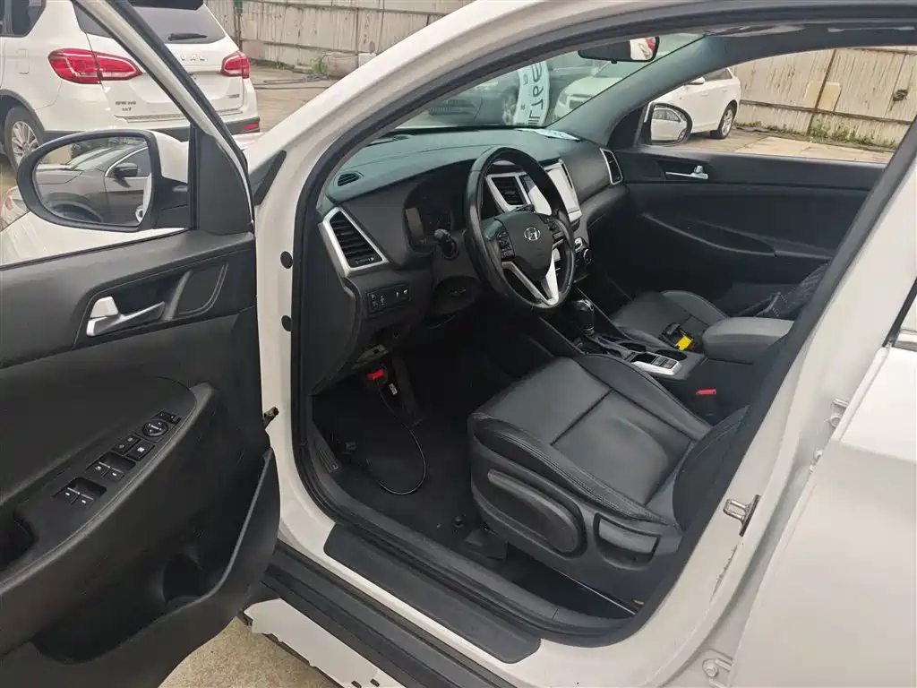 Hyundai Tucson 2015 2.0L Automatic 2WD Smart фото 16