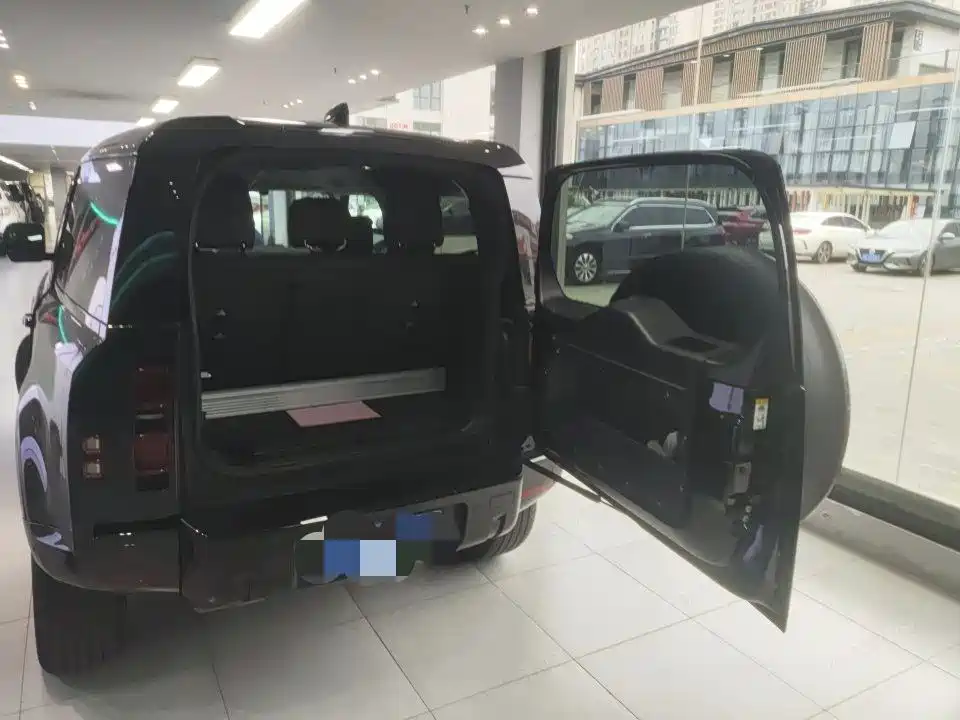 Land Rover Defender 2023 Facelift 90 3.0T P400 XS фото 10