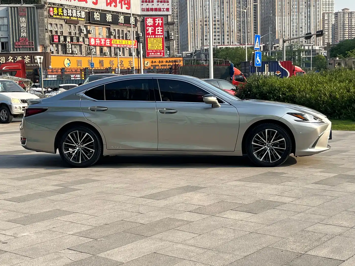 Lexus ES 2022 300h Ultimate Edition фото 4