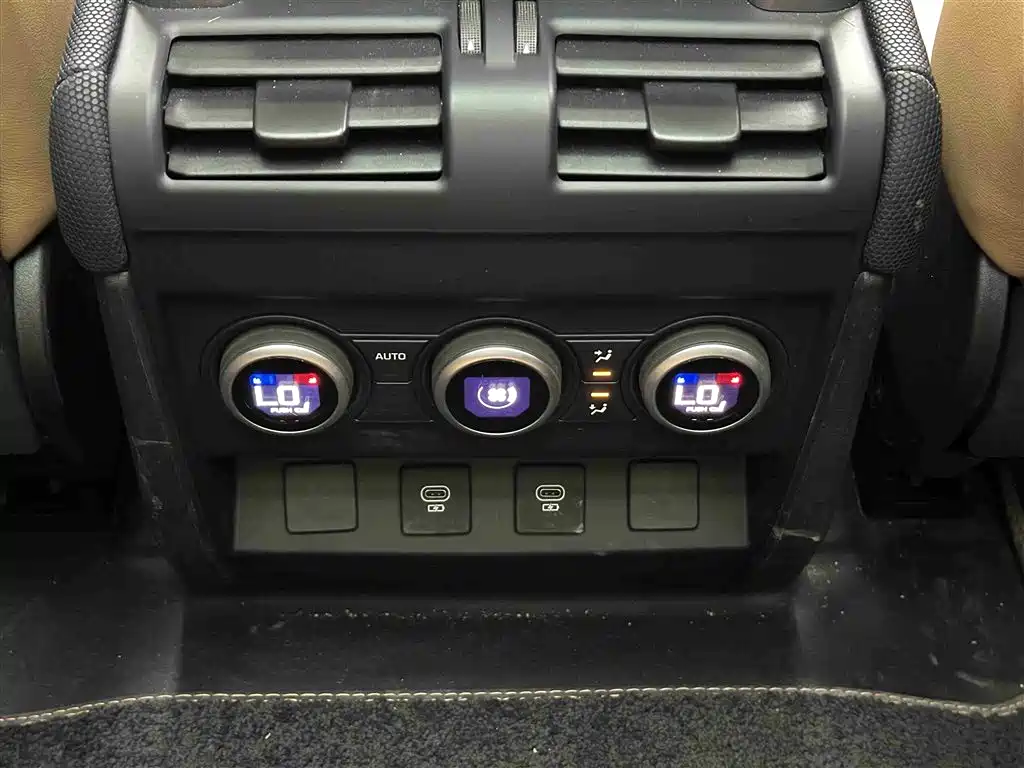 Land Rover Defender 2024 90 5.0T V8 фото 10
