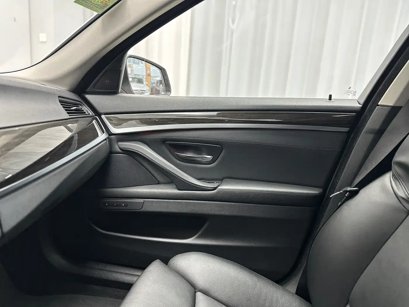 BMW 5 Series 2011 535Li Luxury фото 29