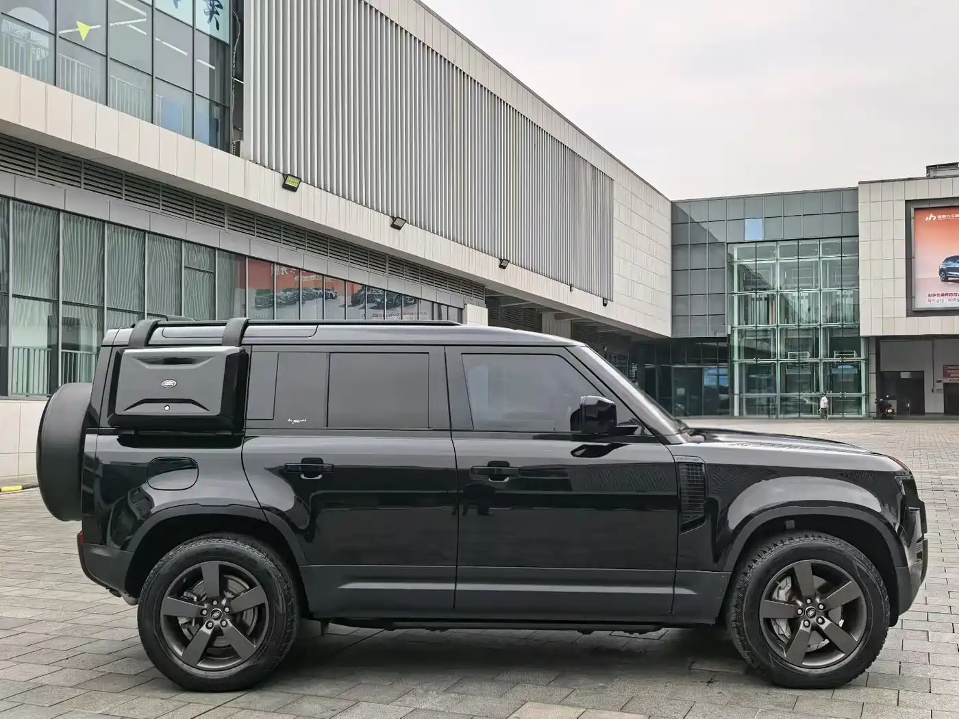 Land Rover Defender 2020 Model 110 P400 HSE фото 9