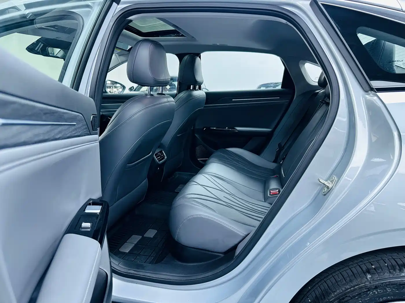 Geely Galaxy Galaxy L6 2025 EM-i 140km Starship Edition фото 9