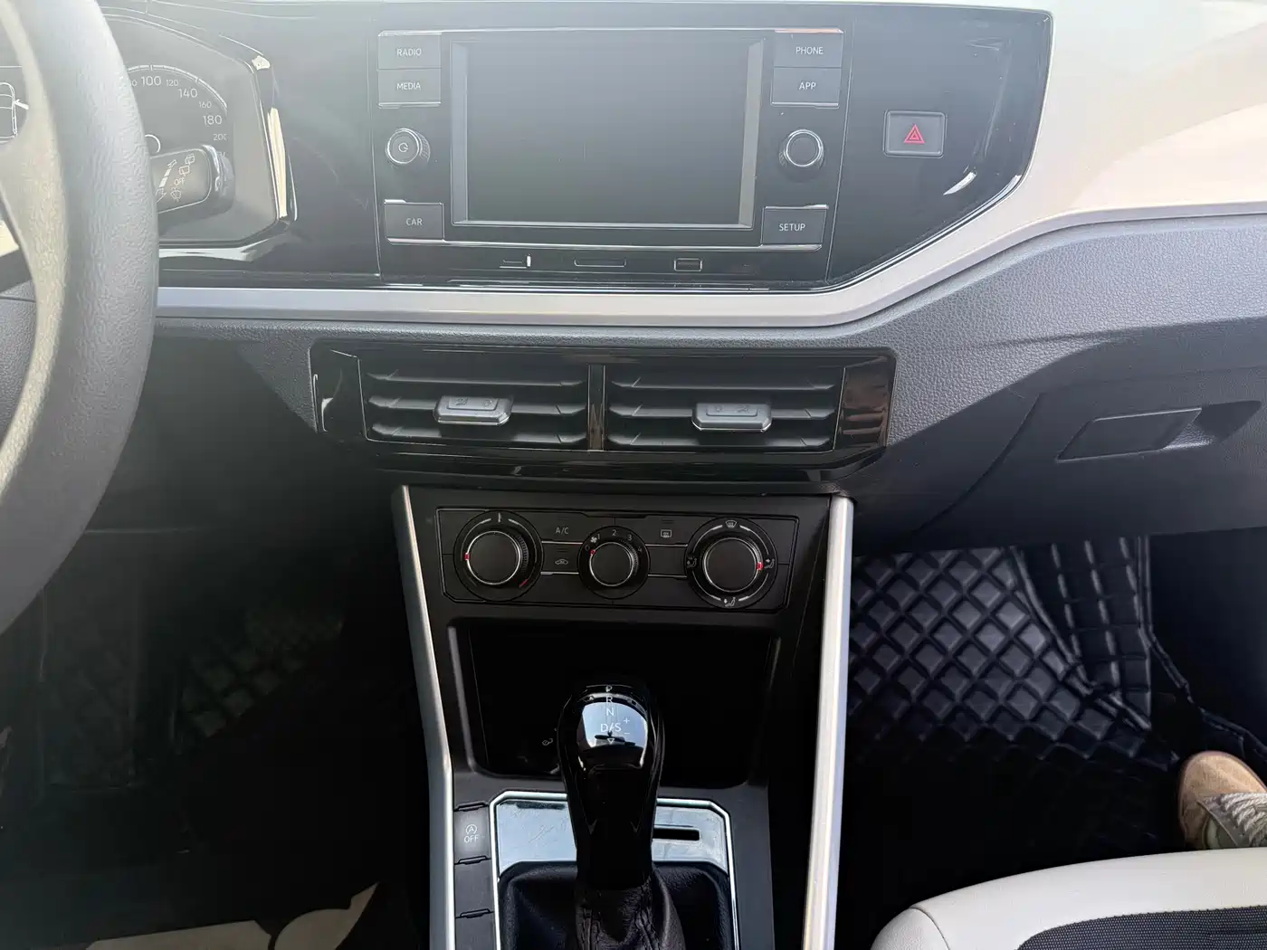 Volkswagen Polo 2021 Plus 1.5L Automatic Panorama Enjoyment Edition фото 8