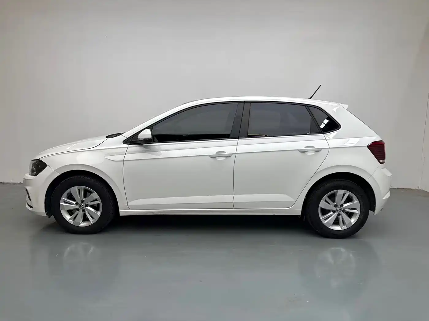 Volkswagen Polo 2019 Plus 1.5L Automatic Panorama Enjoyment Edition фото 3
