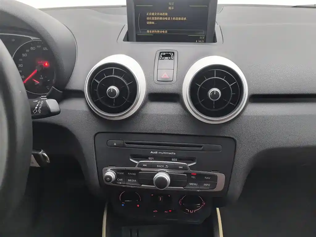 Audi A1 2012 1.4 TFSI Urban фото 12