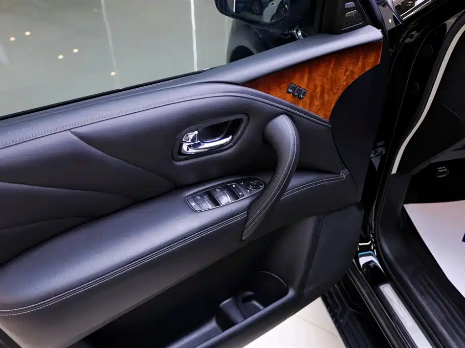 Infiniti QX80 2016 5.6L 4WD фото 16