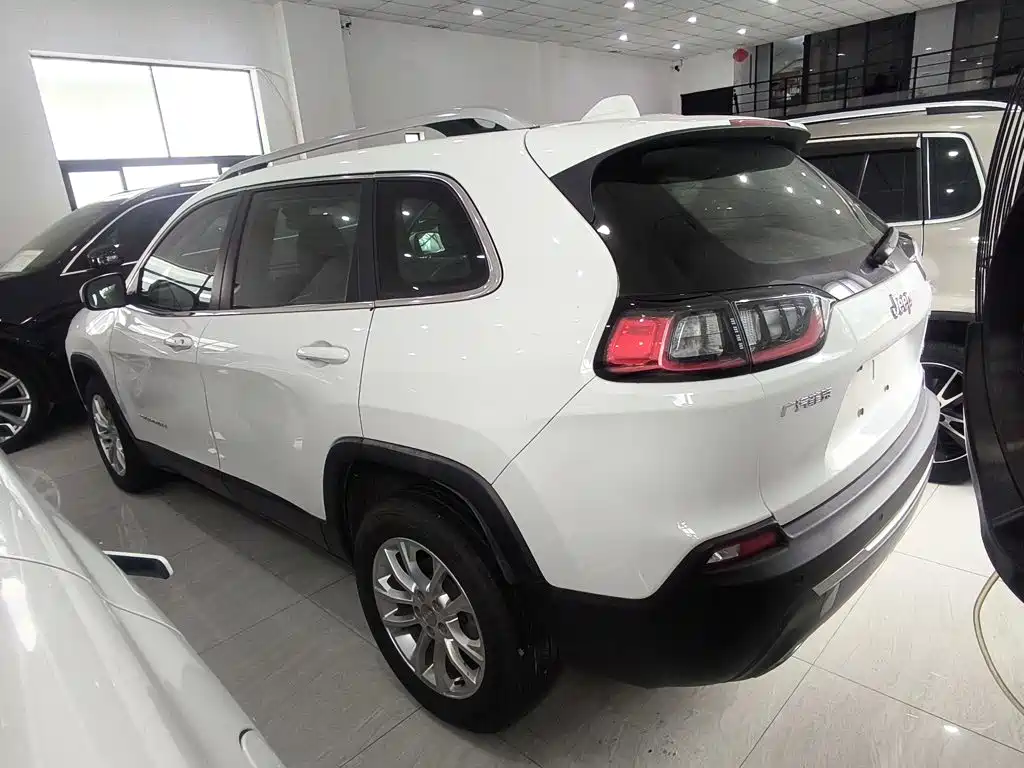 Фото 5 - Jeep Cherokee