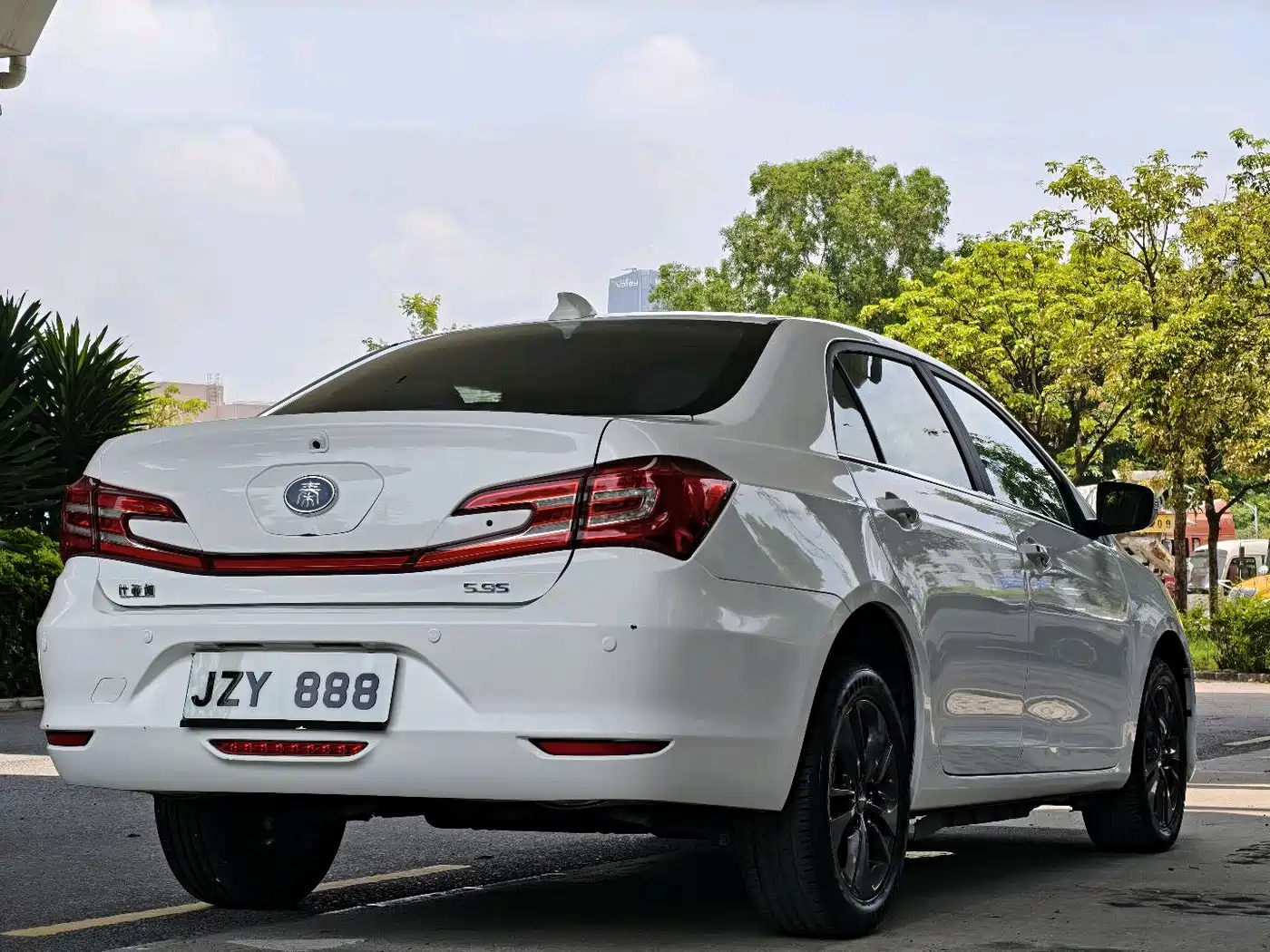 BYD Qin New Energy 2018 1.5T Smart Premium фото 6