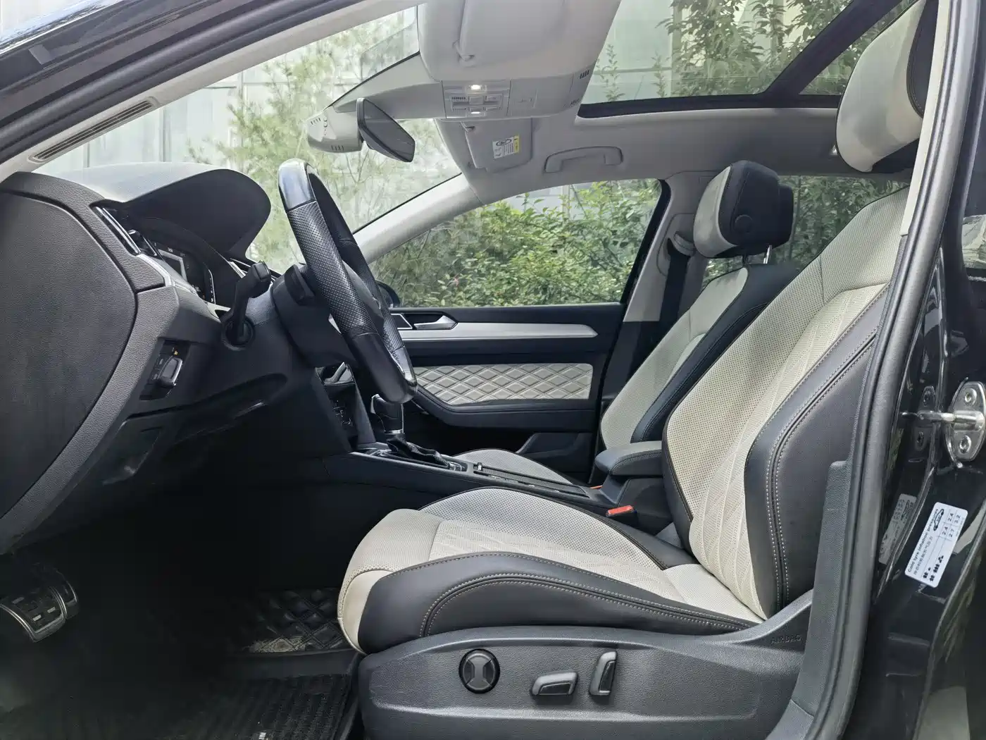 Volkswagen Magotan 2023 Model 2 Million Commemorative Edition 330TSI DSG Luxury фото 9