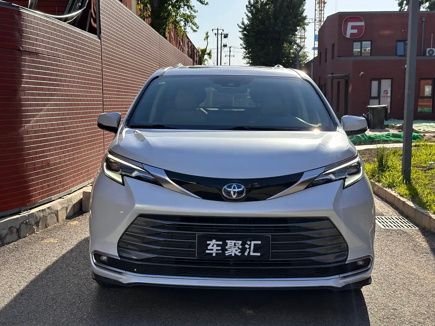 Toyota Sienna 2021 2.5L Hybrid Ultimate Edition фото 2