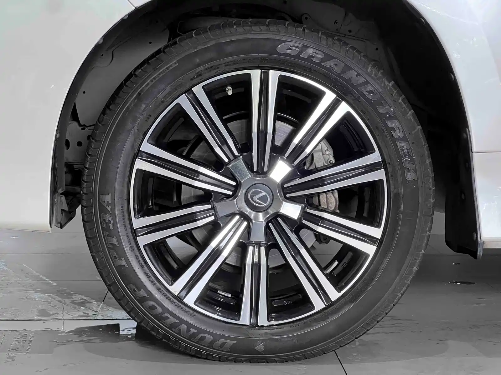 Photo 11 - Lexus LX