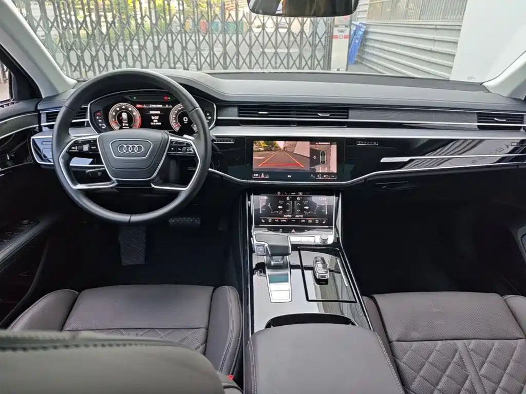 Фото 10 - Audi A8