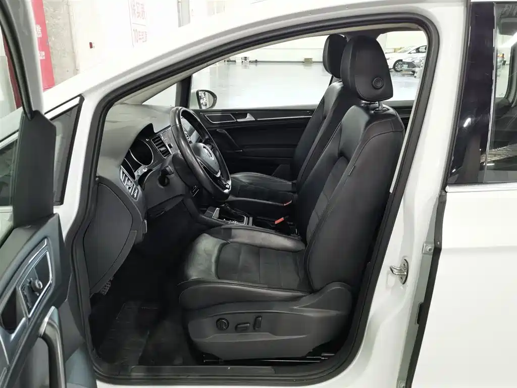 Volkswagen Golf Sportsvan 2018 230TSI Automatic Luxury фото 10