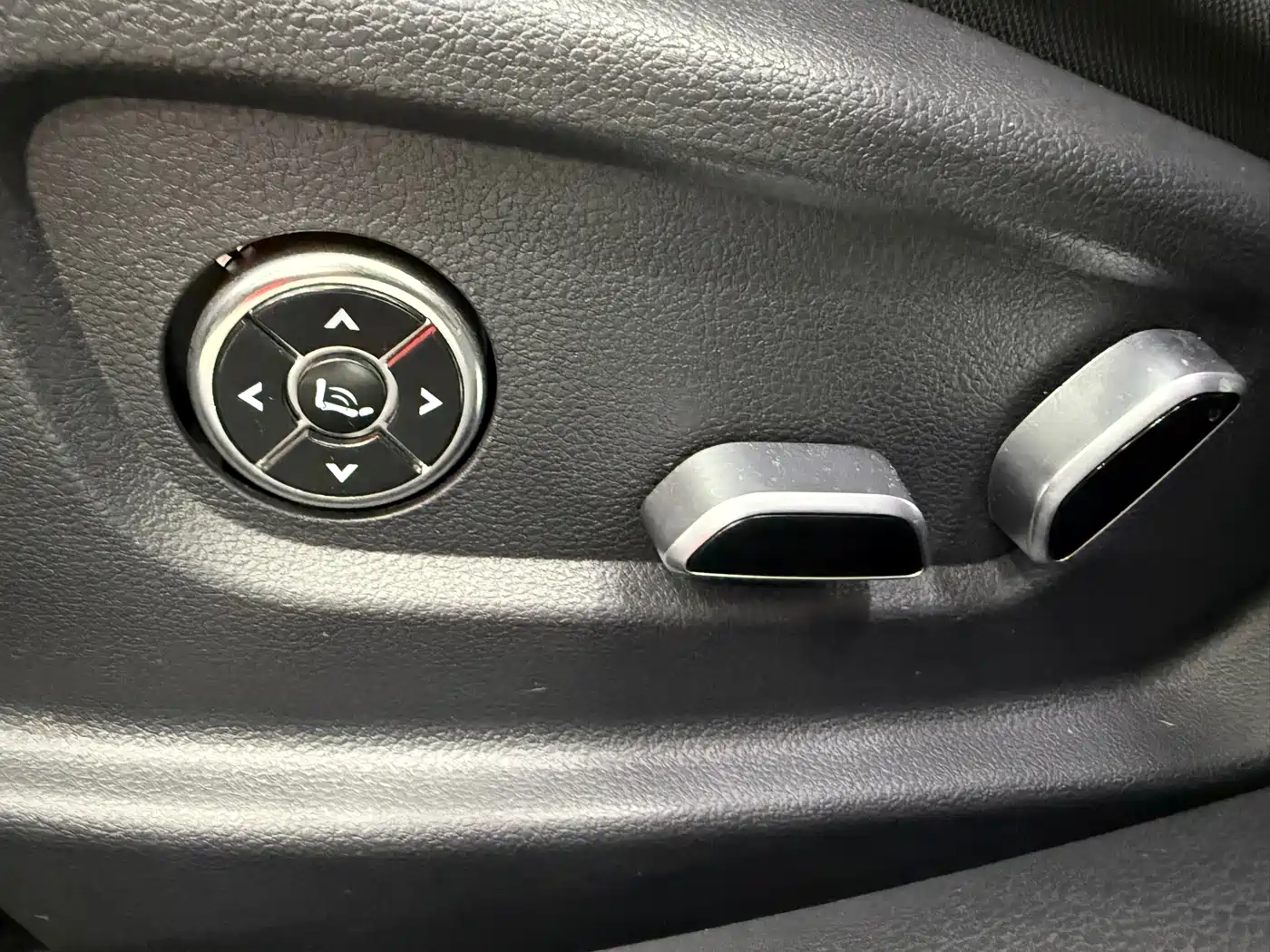Hongqi H5 2024 2.0T Automatic Smart Connect Flag Smooth Edition фото 9