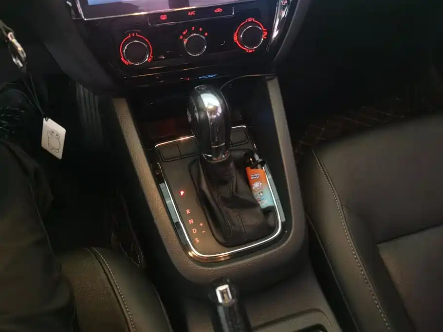 Volkswagen Sagitar 2015 1.6L Automatic Comfort фото 16