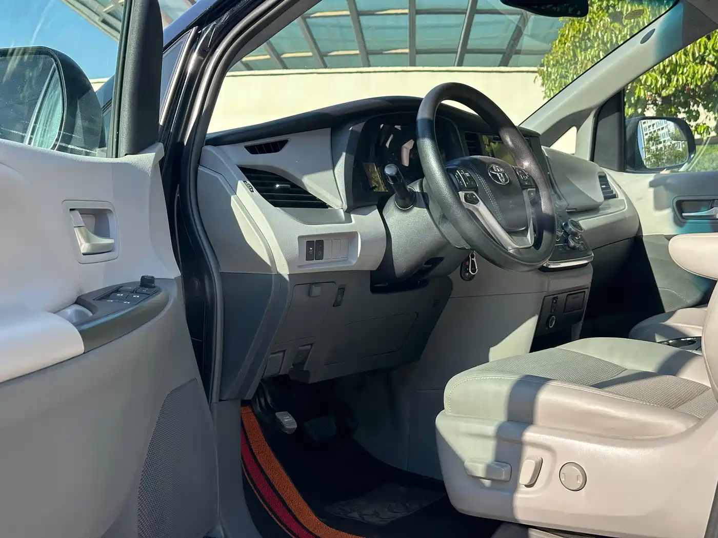 Toyota Sienna 2015 3.5L 4WD L фото 9