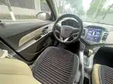 Photo 9 - Chevrolet Cruze
