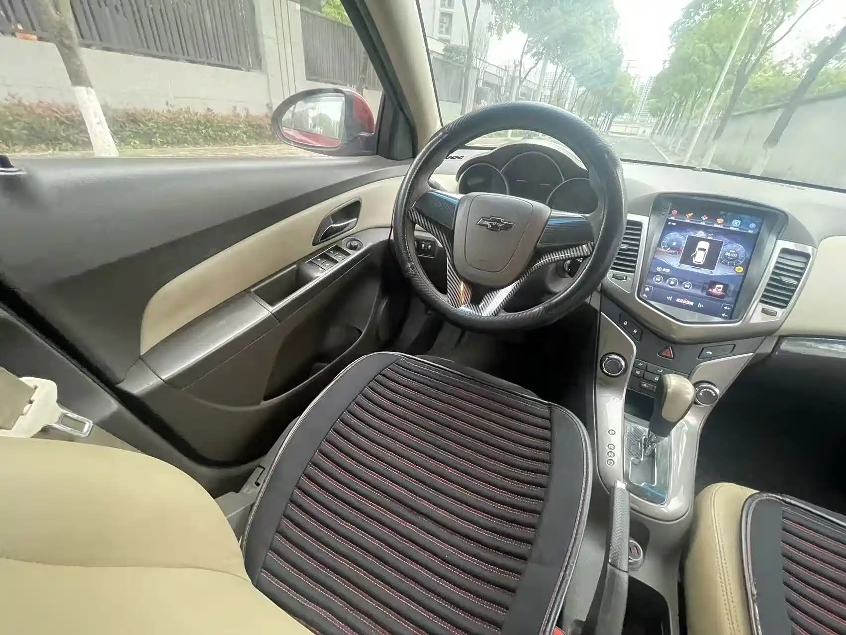 Photo 9 - Chevrolet Cruze