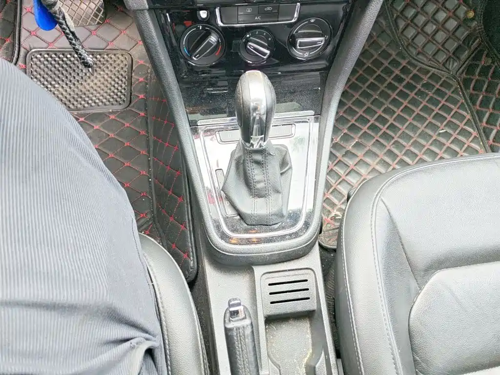 Volkswagen Bora 2014 1.6L Automatic Comfort Edition фото 10