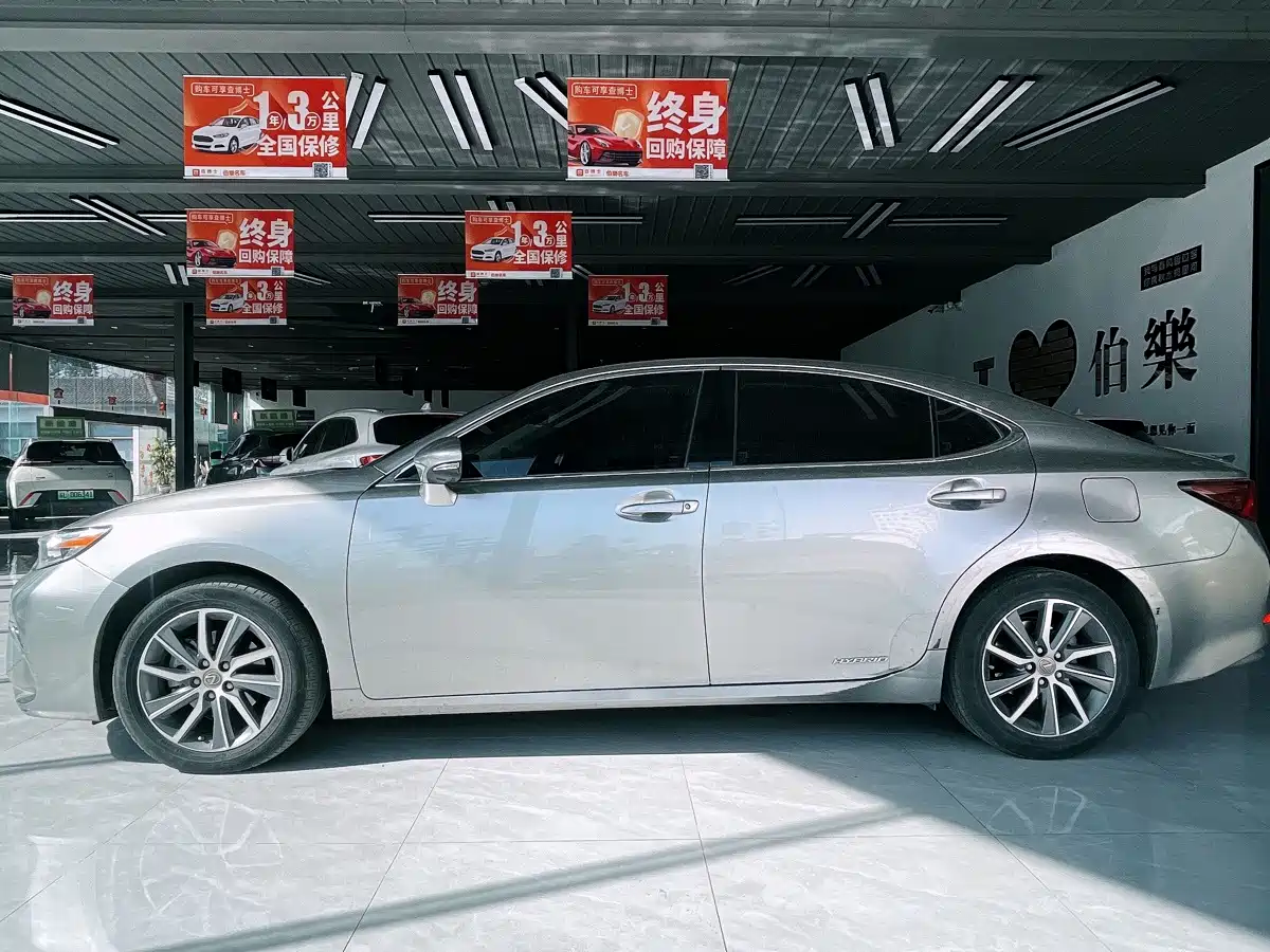 Фото 3 - Lexus ES