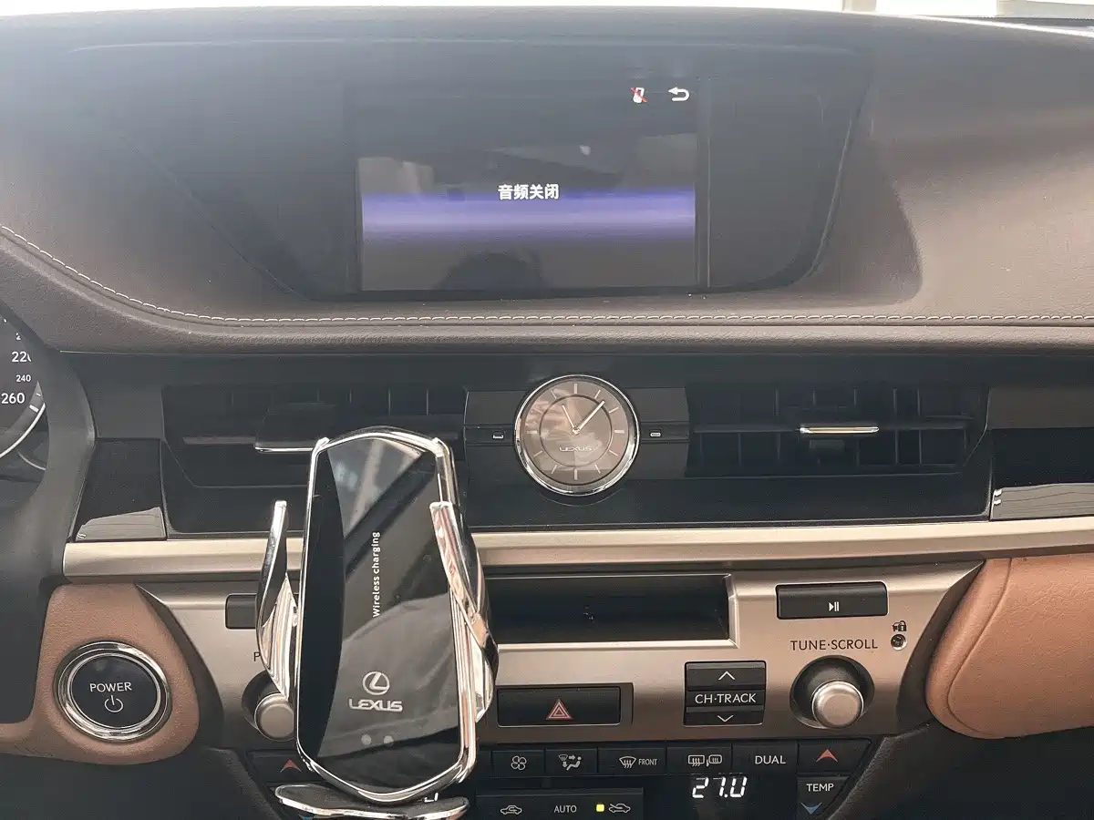 Фото 8 - Lexus ES
