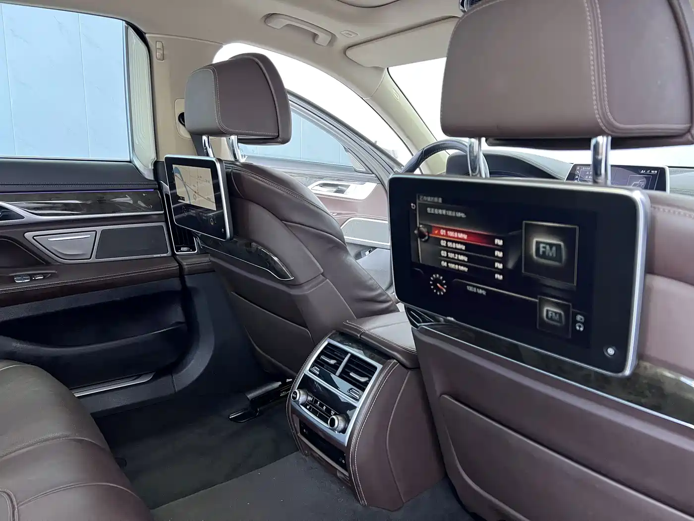 BMW 7 Series 2016 740Li Leading Edition фото 14