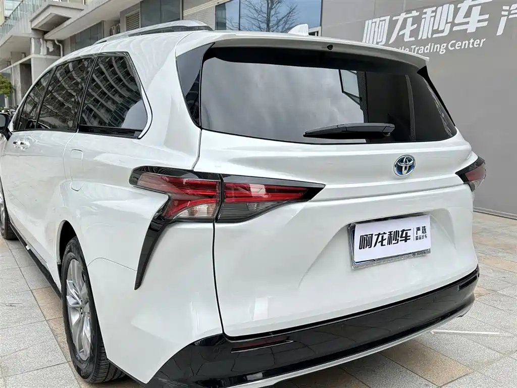 Toyota Sienna 2021 2.5L Hybrid Platinum Edition фото 20