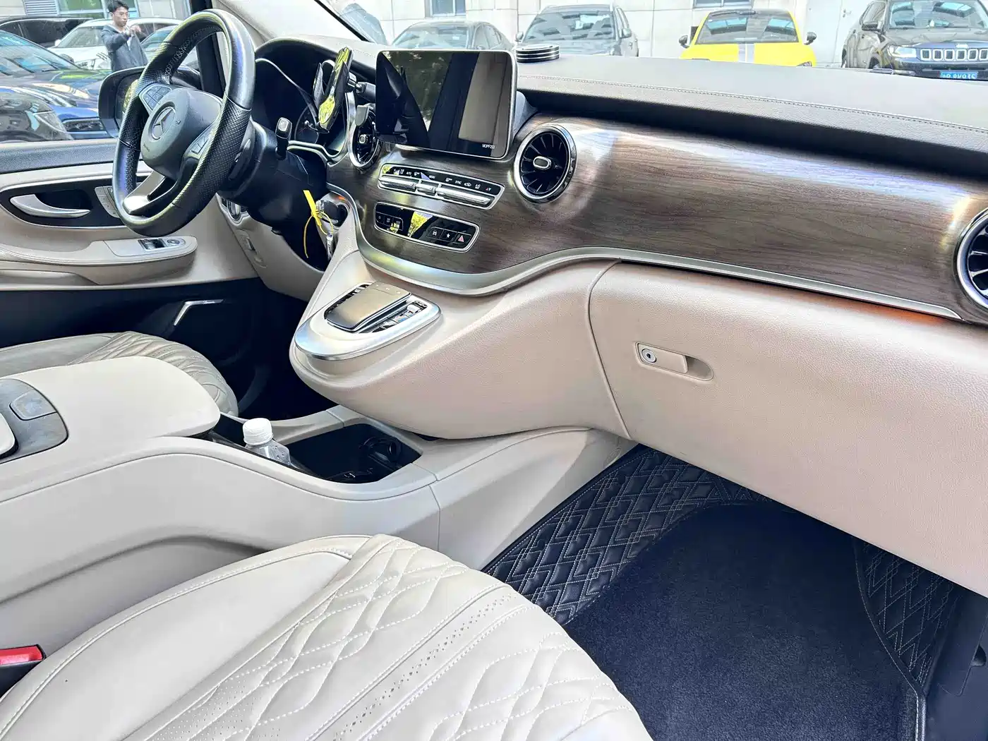 Mercedes-Benz V-Class 2020 Model V 260 L Long Wheelbase Luxury фото 14