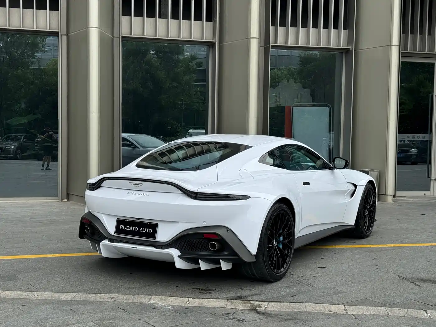 Aston Martin V8 Vantage 2018 4.0T V8 Coupe фото 5