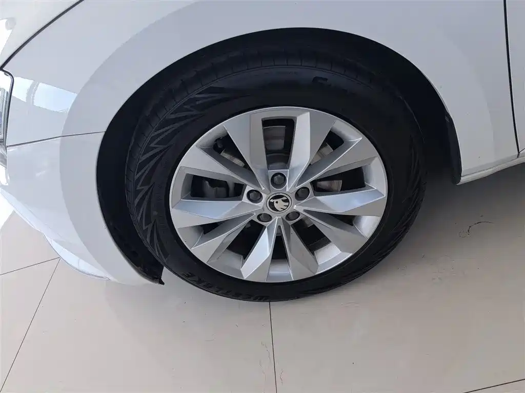 Škoda Superb 2016 TSI280 DSG Pioneer Edition фото 23