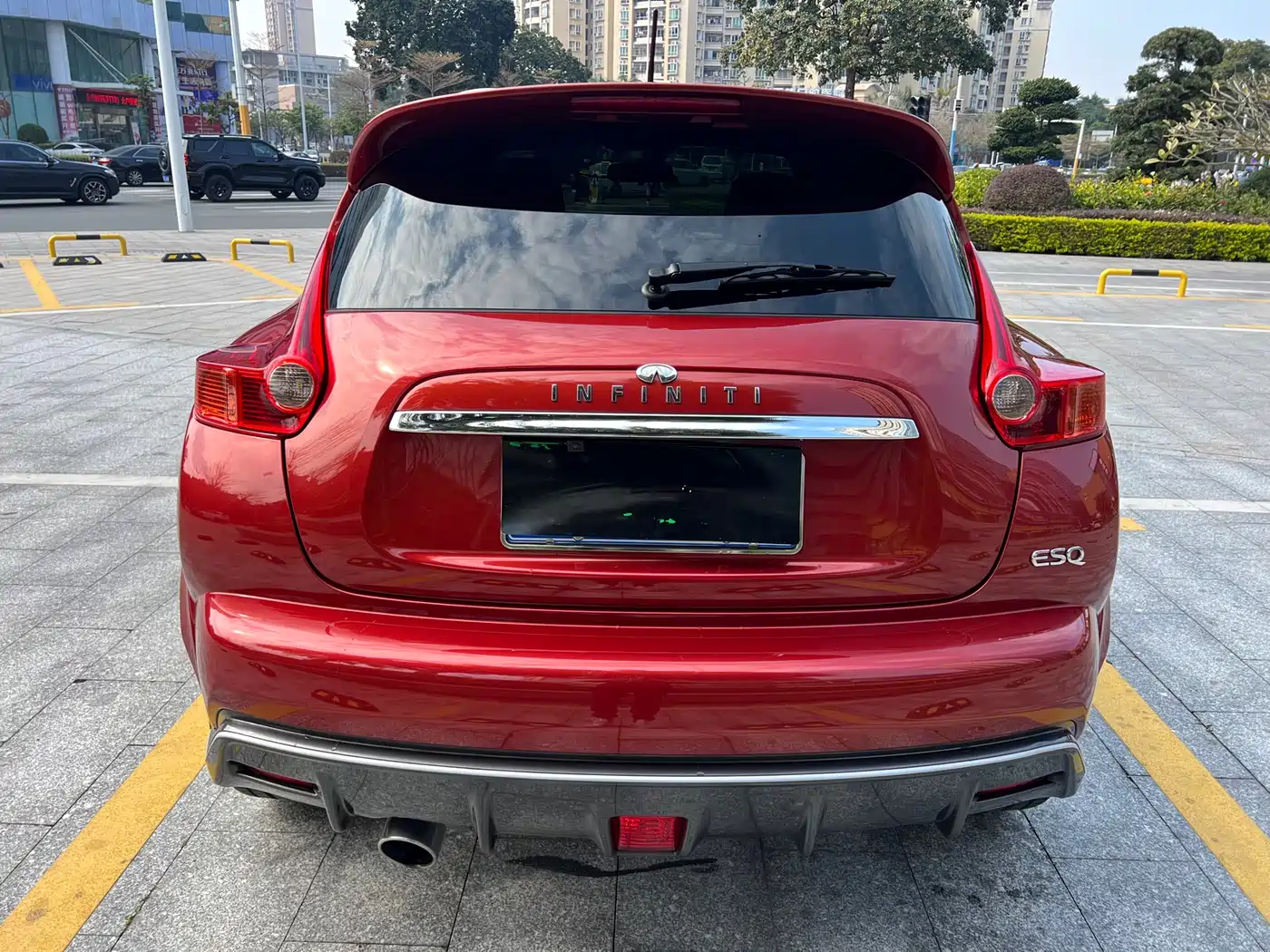 Photo 6 - Infiniti ESQ