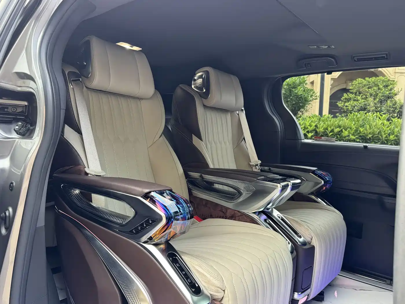 Toyota Sienna 2023 2.5L Hybrid Premium Edition фото 14