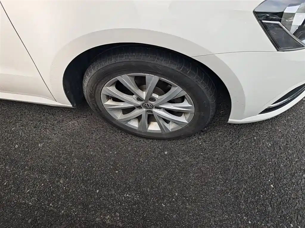 Volkswagen Lavida 2017 1.6L Automatic Comfort Edition фото 14