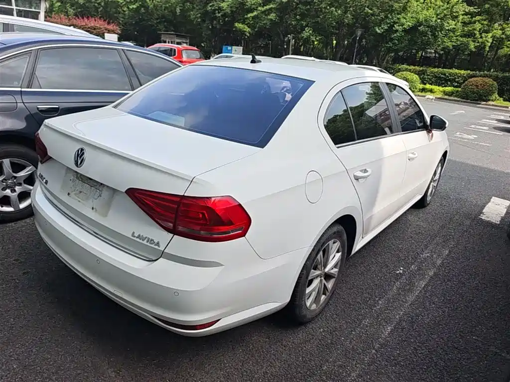 Volkswagen Lavida 2017 1.6L Automatic Comfort Edition фото 12