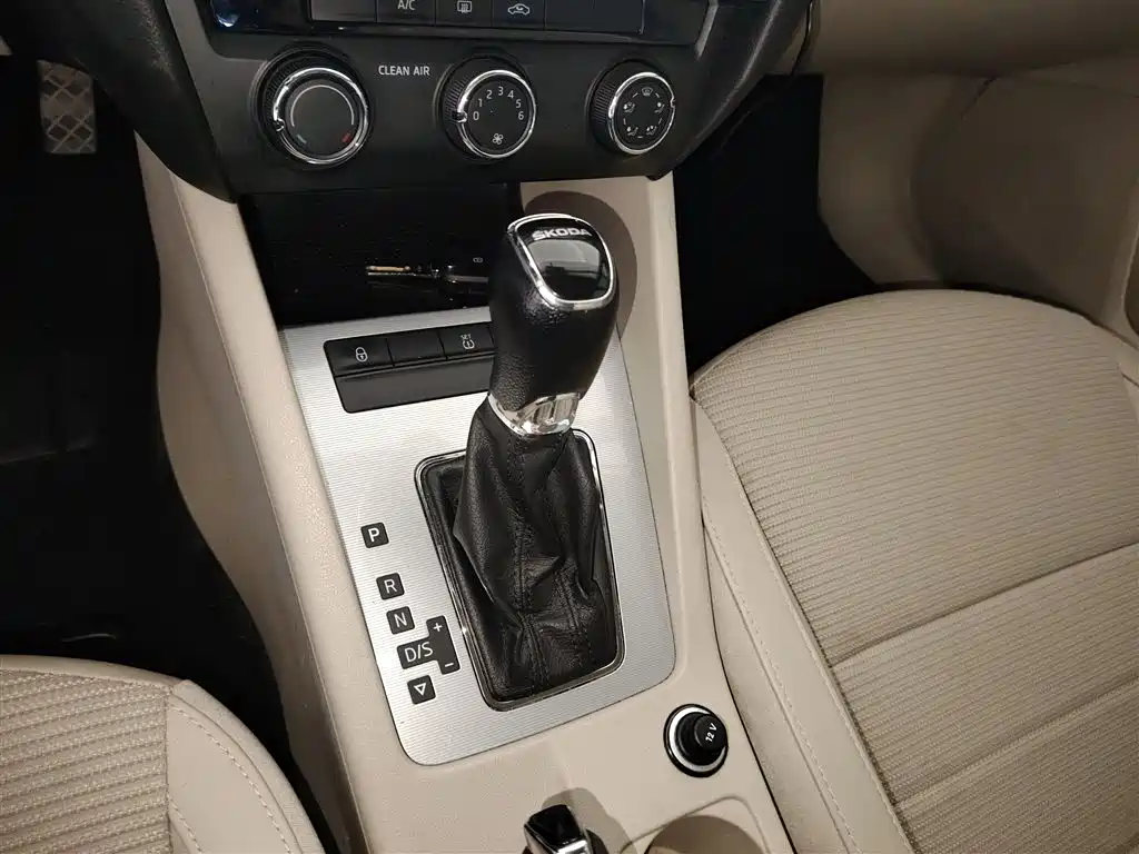 Škoda Octavia 2017 1.6L Automatic Pioneer Edition фото 14