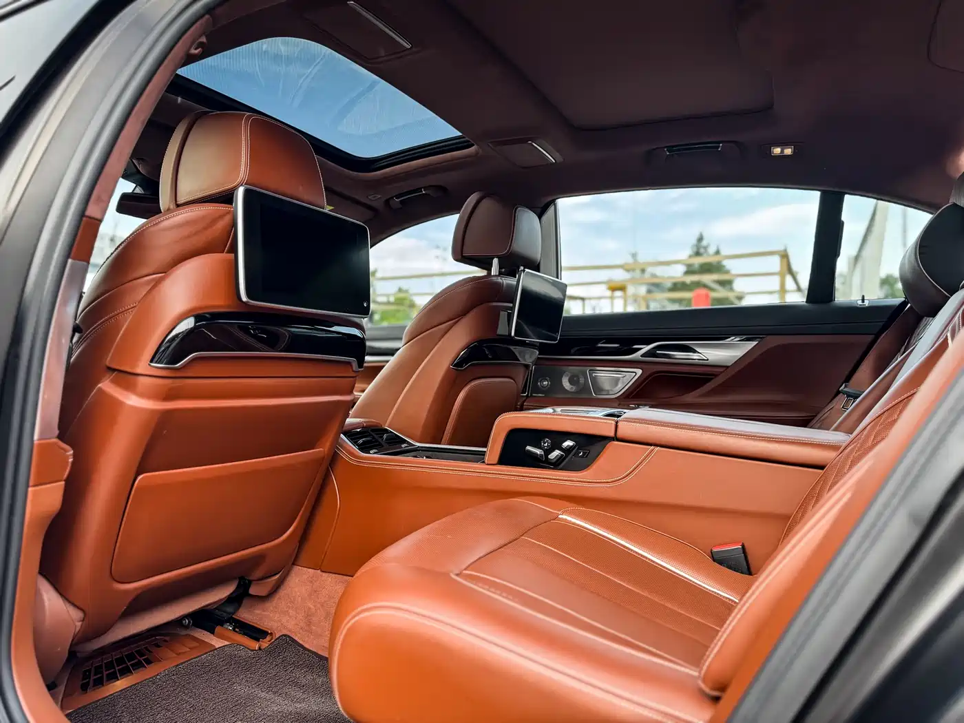 BMW 7 Series 2017 750Li xDrive Customized Edition (4-Seater) фото 9