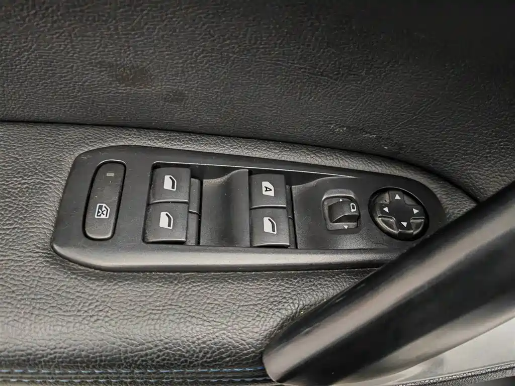 Peugeot 308 2018 1.6L Auto Luxury Edition фото 9