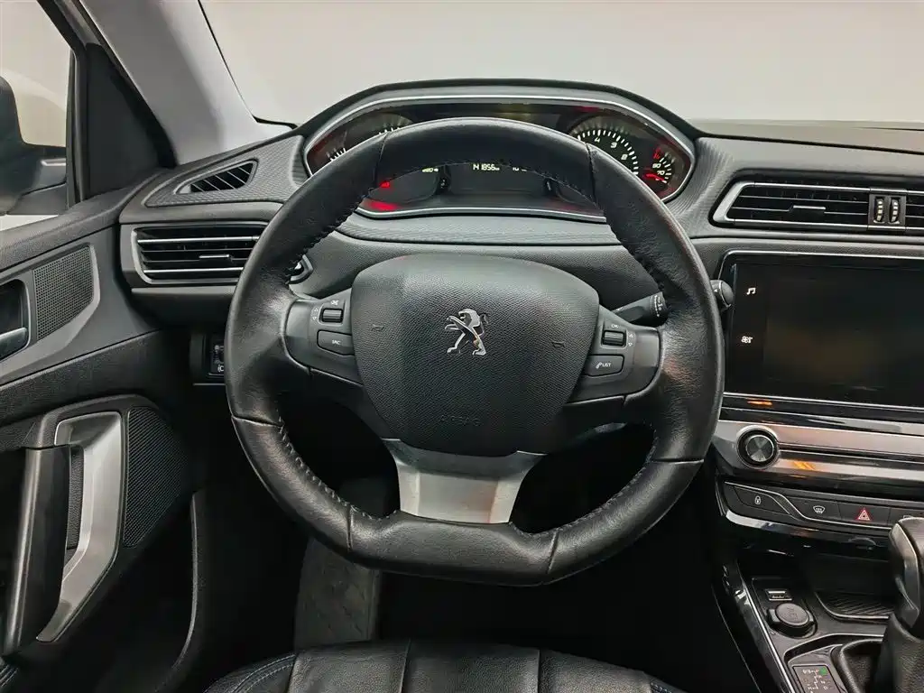 Peugeot 308 2018 1.6L Auto Luxury Edition фото 11