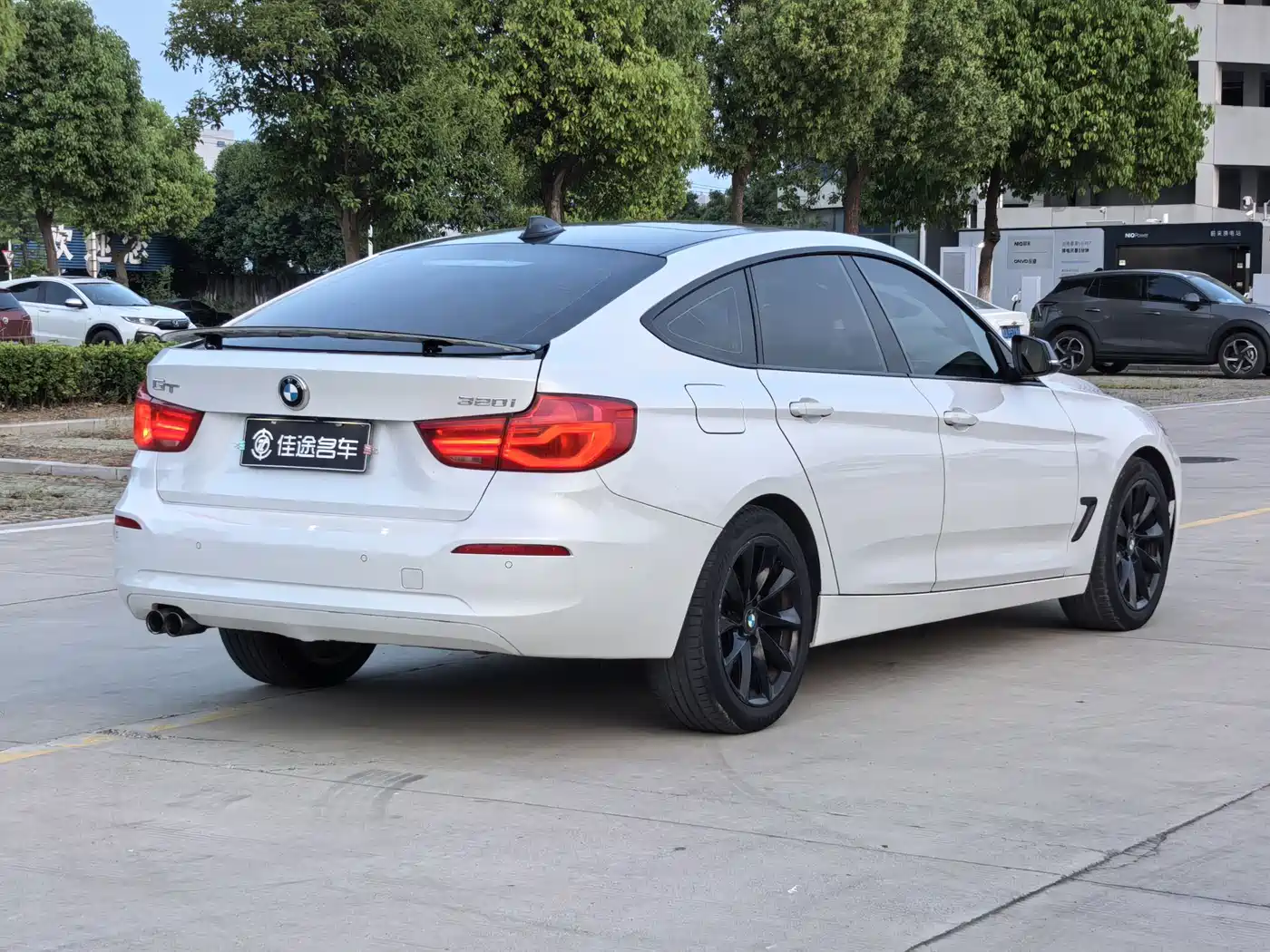 BMW 3 Series GT 2018 320i Fashion фото 17