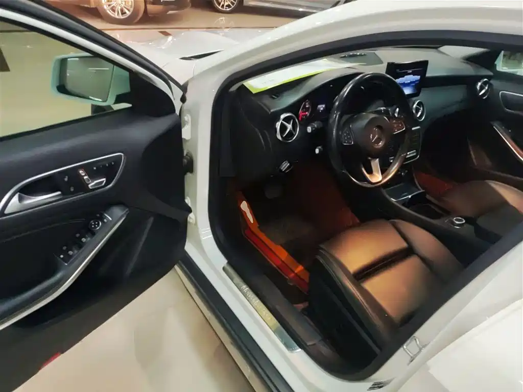 Mercedes-Benz GLA 2018 GLA 200 Dynamic фото 16