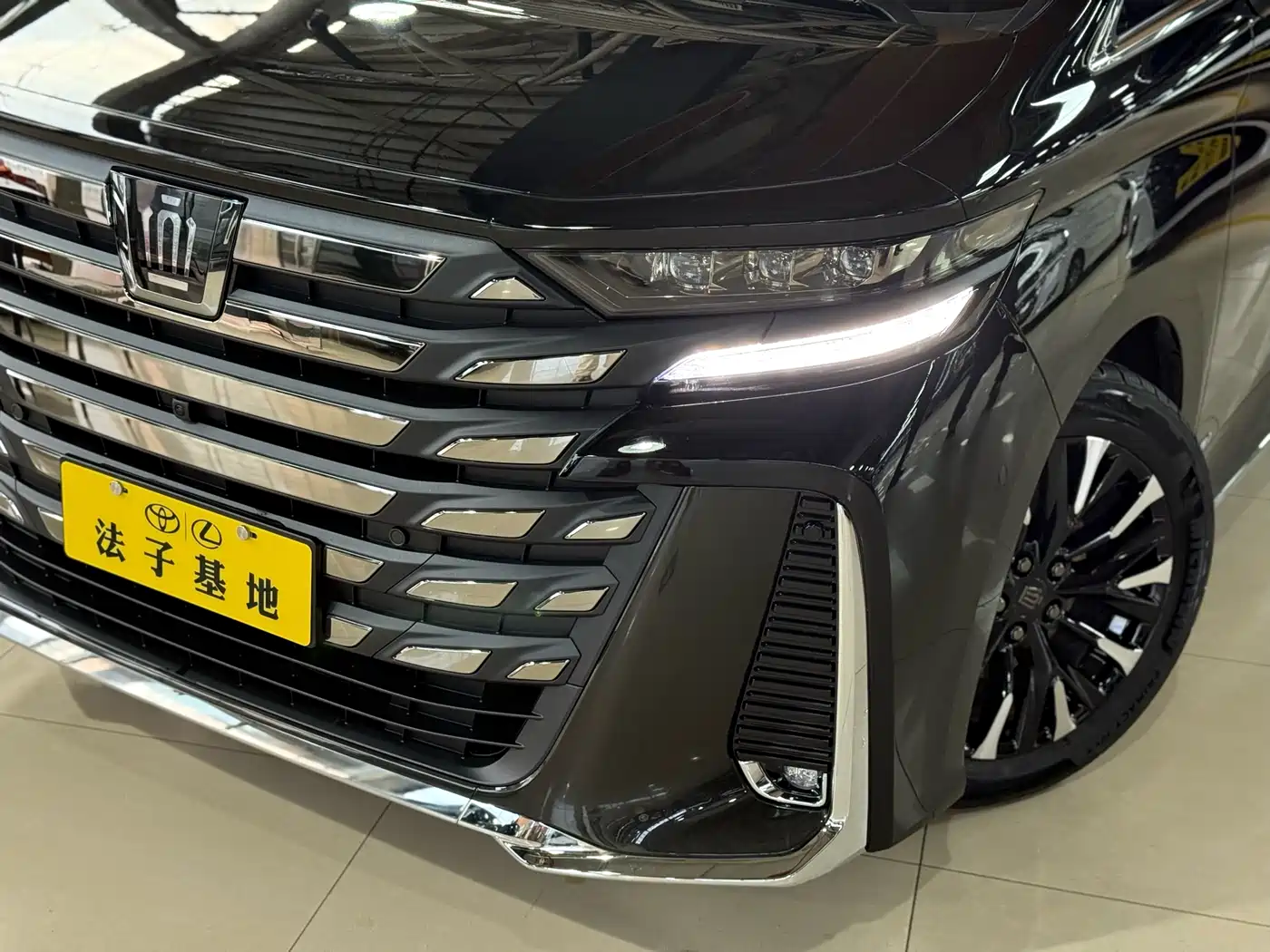 Toyota Vellfire 2024 Crown Hybrid 2.5L Executive Premium Edition фото 5