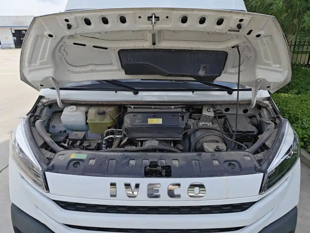 Iveco Daily 2024 2023 Model 2.5T A35M1 Short Wheelbase Medium Roof Single Tire Manual Door 5-9 Seats